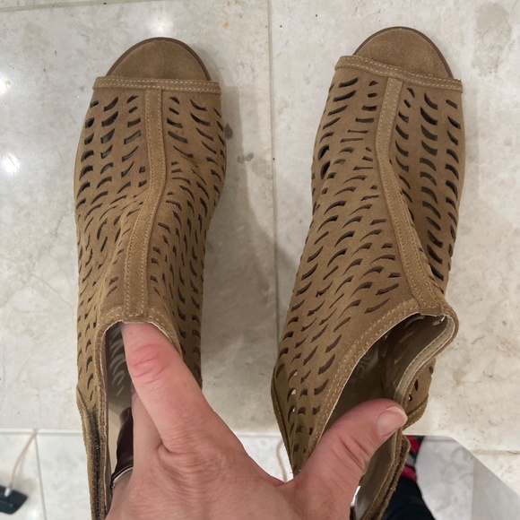 VIA SPIGA {10} Tan Wedge Shoes Peep Toe Laser Cut-out Design - Picture 8 of 14